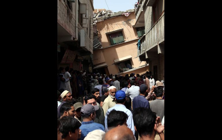 Vecinos aseguraron a periodistas que las labores de rescate no se realizaron de forma correcta en la zona. EFE/R. Khan