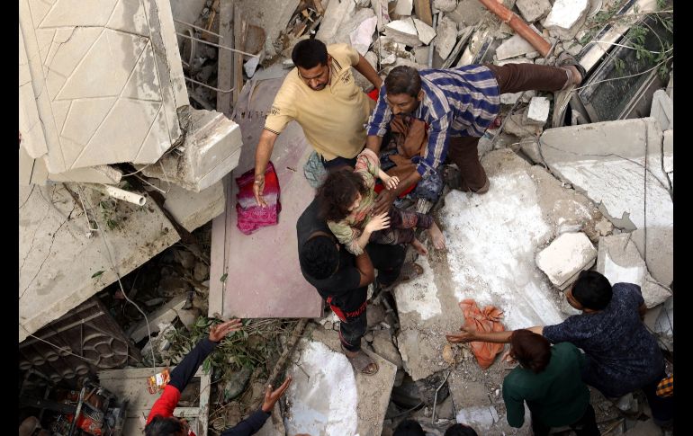 Vecinos aseguraron a periodistas que las labores de rescate no se realizaron de forma correcta en la zona. EFE/R. Khan