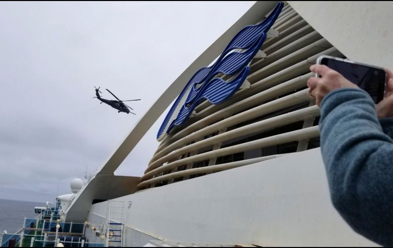 Un helicóptero de la Guardia Costera deja pruebas para covid-19 en el crucero. AP/ESPECIAL/Michele Smith