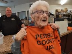 Luego de permanecer unos minutos en una celda, Ruth salió en libertad vistiendo una camiseta anaranjada estampada con la leyenda: 