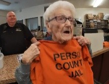 Luego de permanecer unos minutos en una celda, Ruth salió en libertad vistiendo una camiseta anaranjada estampada con la leyenda: 
