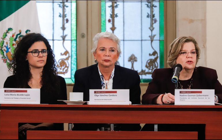 En el marco de la conmemoración por el Día de la Mujer, Olga Sánchez Cordero (c), encabezó una conferencia para hablar de los programas en pro de este sector. NTX/Q. Blanco