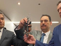 Los senadores del PAN Víctor Fuentes, Antonio Martín del Campo y Mauricio Kuri muestran los aparatos encontrados este jueves. TWITTER/@VictorFuentesNL