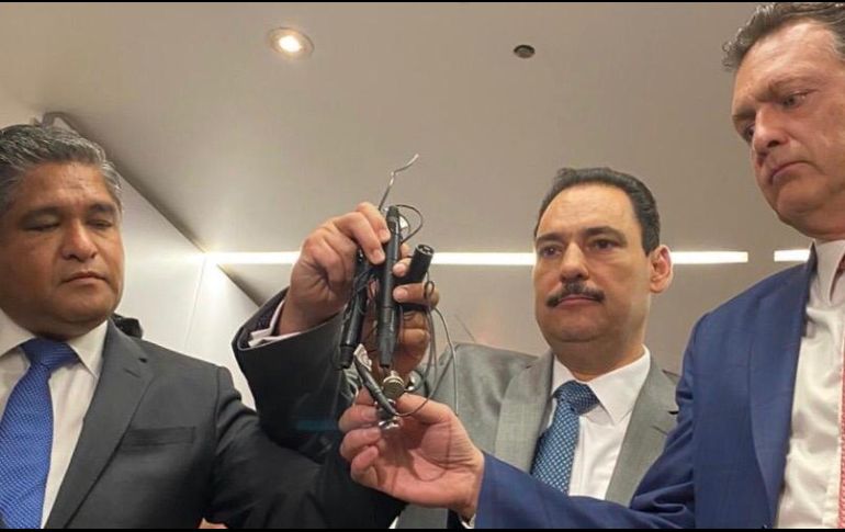 Los senadores del PAN Víctor Fuentes, Antonio Martín del Campo y Mauricio Kuri muestran los aparatos encontrados este jueves. TWITTER/@VictorFuentesNL