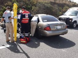 Al parecer se impactaron contra la parte trasera de otro vehículo, pero no se localizó en el sitio. ESPECIAL