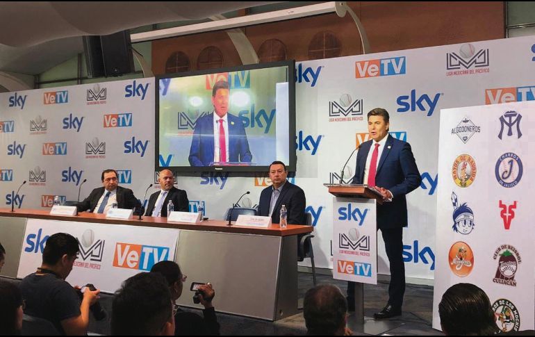 Listos. Omar Canizalez, presidente de la LMP, durante el anuncio del convenio.  TWITTER/@lmpbeisbol