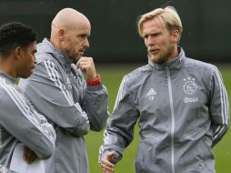 Separados. El coronavirus parece haber pegado al Ajax de Holanda y uno de los afectados podría ser Cristian Poulsen (derecha). EFE