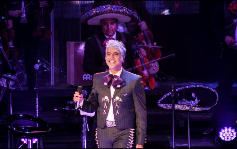 El cantante congregó a nueve mil personas en el Auditorio Telmex. EL INFORMADOR/E. Barrera