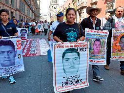 Familiares de los estudiantes desaparecidos llegan a Palacio Nacional para dialogar con funcionarios. AFP/A. Estrella