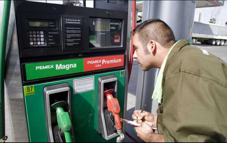 El Mandatario federal reitera que mantendrá su compromiso de no aumentar impuestos como aplicar gasolinazos. EL INFORMADOR / ARCHIVO