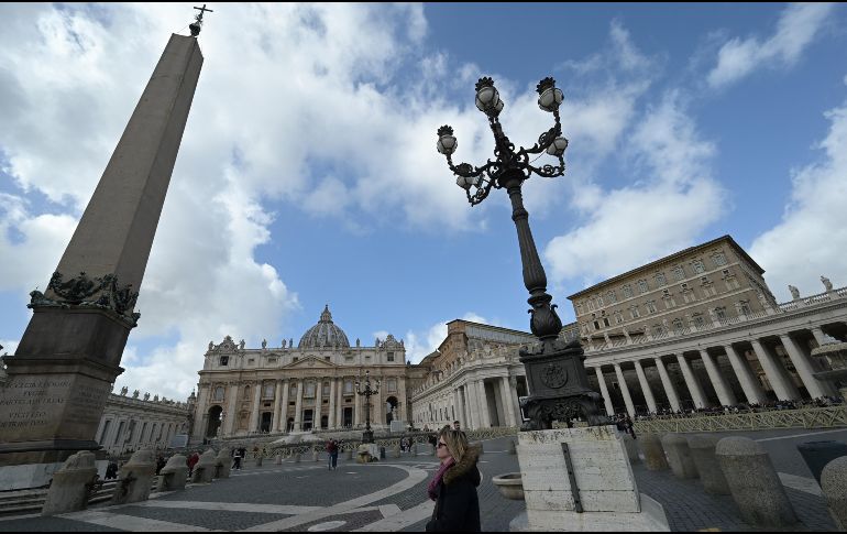 Un funcionario de la Santa Sede fue puesto en cuarentena preventiva después que un sacerdote de la Iglesia Francesa en Roma dio positivo para el virus. AFP / ARCHIVO