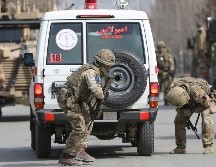 Militares británicos y fuerzas de la OTAN revisan una ambulancia en el sitio del atentado en Kabul. AP/R. Gul