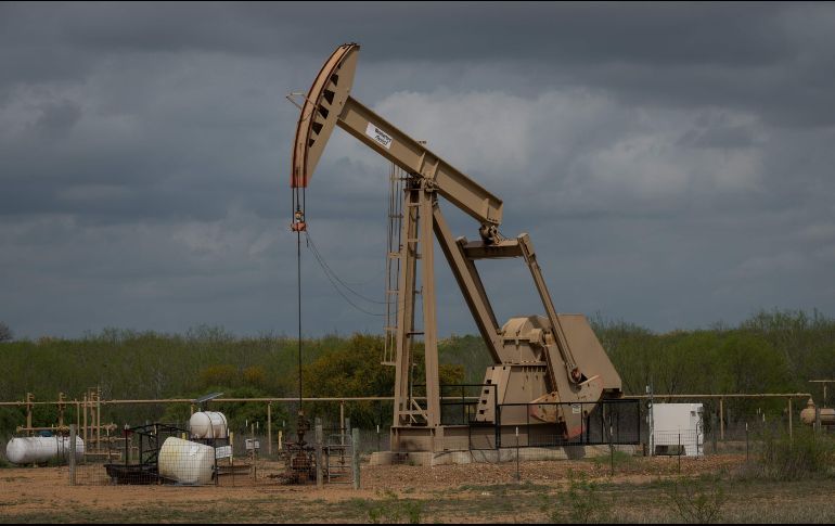 Los contratos de futuros del WTI para entrega en mayo restaron 1.42 dólares respecto a la sesión previa del viernes. AP/ARCHIVO