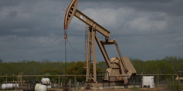 Precio del petr&oacute;leo se desploma 10%