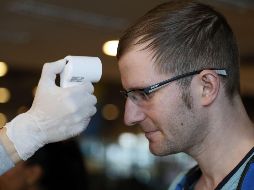 Autoridades colombianas ya habían implementado medidas contra el coronavirus, como tomar la temperatura de los viajers que llegan al aeropuerto internacional El Dorado, en Bogotá. EFE/ARCHIVO