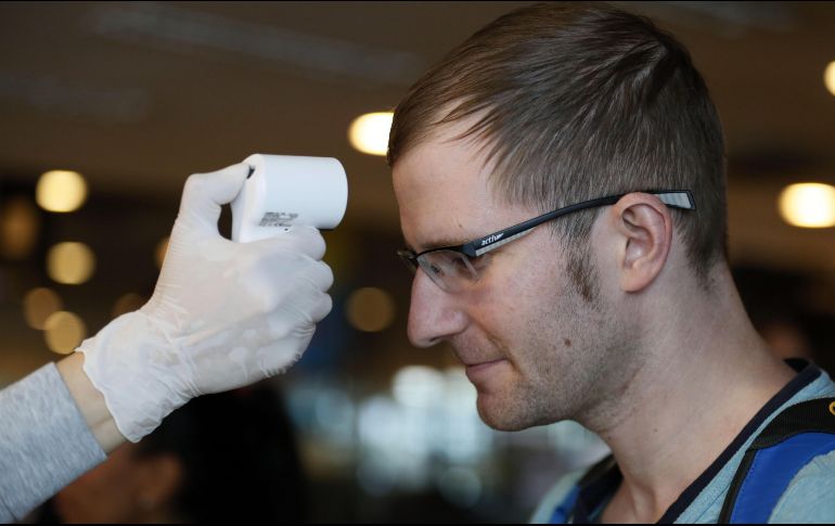 Autoridades colombianas ya habían implementado medidas contra el coronavirus, como tomar la temperatura de los viajers que llegan al aeropuerto internacional El Dorado, en Bogotá. EFE/ARCHIVO
