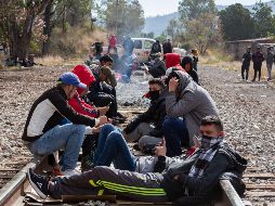 Un grupo de estudiantes bloquean las vías del tren en Morelia haciendo uso de camionetas de una compañía ferrocarrilera. SUN/J. Alvarado