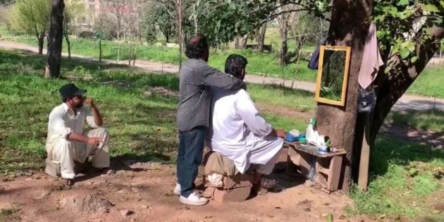 Barberos callejeros, toda una instituci&oacute;n en Pakist&aacute;n