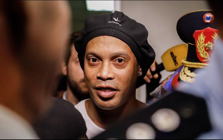 El brasileño Ronaldinho Gáucho sale del Palacio de Justicia tras comparecer ante el juez Mirko Valinotti, este viernes, en Asunción. EFE/N. Aguilar
