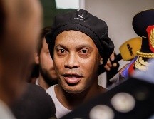 El brasileño Ronaldinho Gáucho sale del Palacio de Justicia tras comparecer ante el juez Mirko Valinotti, este viernes, en Asunción. EFE/N. Aguilar