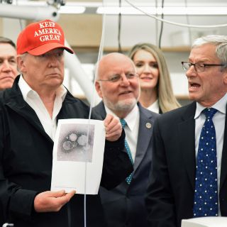 Trump firma presupuesto para combatir coronavirus