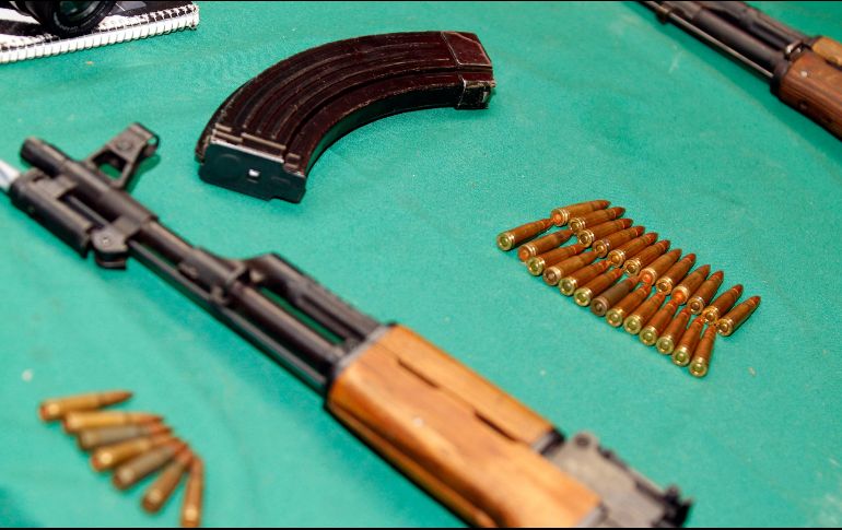 Se les encontraron tres armas largas, entre las que destacaban rifles AR-15 y AK-47, denominada como 