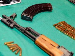 Se les encontraron tres armas largas, entre las que destacaban rifles AR-15 y AK-47, denominada como 
