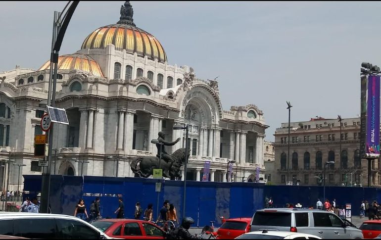 El Palacio de Bellas Artes y el Hemiciclo a Juárez están rodeados de vallas metálicas para evitar actos de vandalismo. SUN / Y. Aguilar