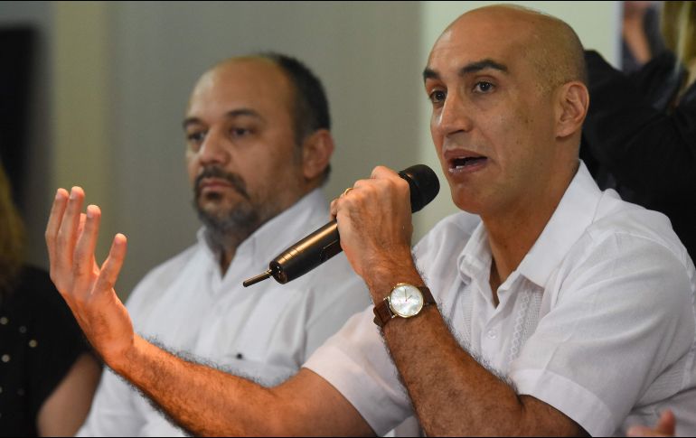 El ministro de Salud de Paraguay, Julio Mazzoleni, durante una conferencia de prensa en donde confirmó el primer caso de la enfermedad. AFP/N. Duarte