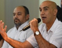 El ministro de Salud de Paraguay, Julio Mazzoleni, durante una conferencia de prensa en donde confirmó el primer caso de la enfermedad. AFP/N. Duarte