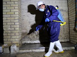 Un empleado municipal desinfecta una calle en Erbil, Iraq, en donde la enfermedad también ha avanzado rápidamente. EFE/G. Haji