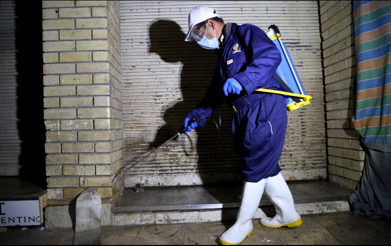 Un empleado municipal desinfecta una calle en Erbil, Iraq, en donde la enfermedad también ha avanzado rápidamente. EFE/G. Haji