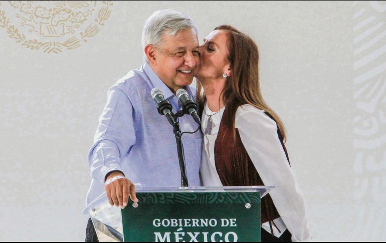 Beso. López Obrador y su esposa, Beatriz Gutiérrez Müller, durante la entrega de apoyos en Aguascalientes. NTX