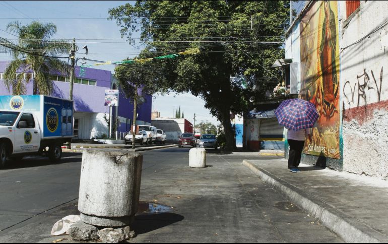 Cruce. Imagen de la zona donde el comerciante coloca su puesto de tacos, con los bolardos ilegales. EL INFORMADOR• A. Camacho