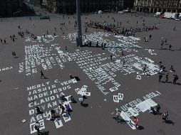 Pintan en el Zócalo los nombres de mujeres asesinadas en México
