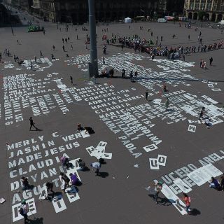 Pintan en el Zócalo los nombres de mujeres asesinadas en México