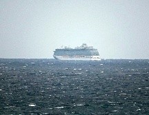 El Regal Princess se ve a unos ocho kilómetros de la costa de Fort Lauderdale, Florida. AP/South Florida Sun-Sentinel/J. Cavaretta