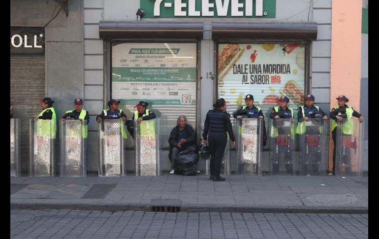 El operativo de seguridad en calles aledañas al Zócalo capitalino. SUN/C. Mejía