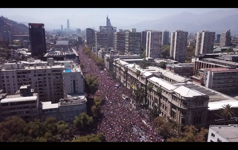 Vista aérea del centro del Santiago durante la multitudinaria marcha. EFE/R. Sáez