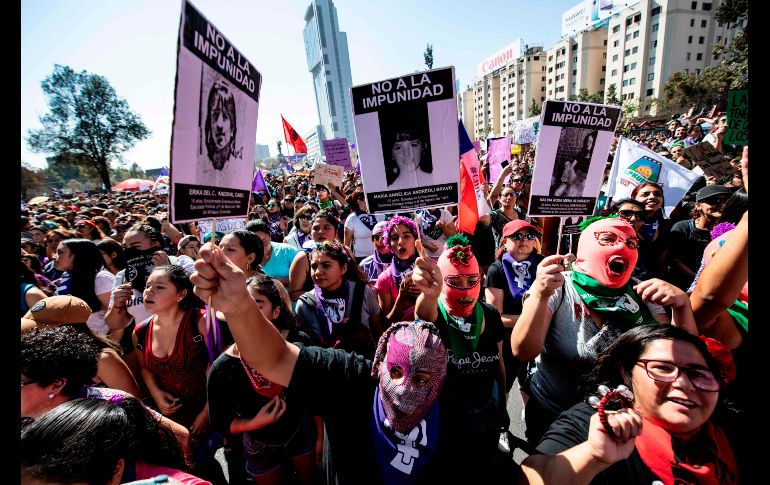 Mujeres se manifiestan en Santiago este domingo con motivo del Día Internacional de la Mujer. AFP/M. Bernetti