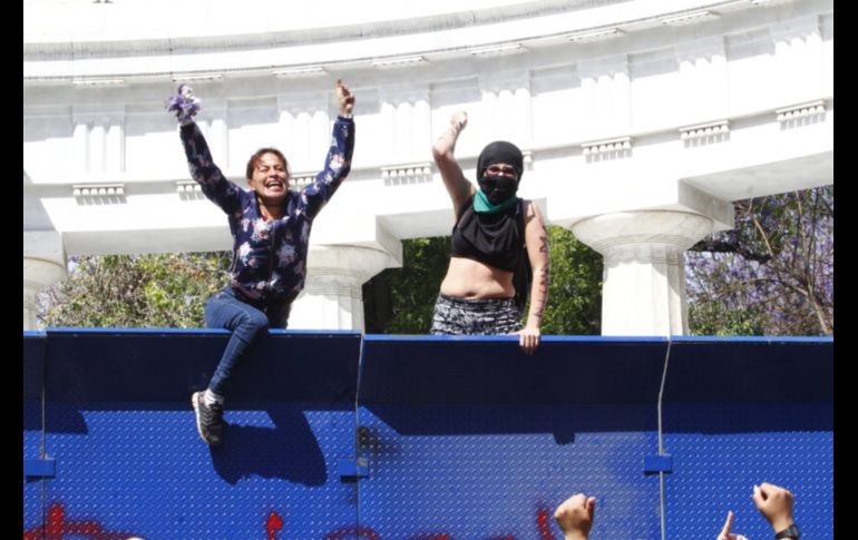 Unas jóvenes brincaron la protección en el Hemiciclo a Juárez. SUN/K. Contreras