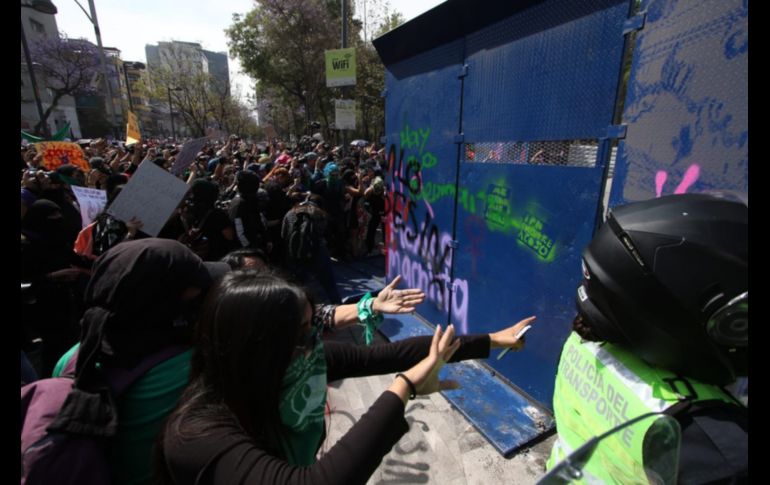 Manifestantes arremetieron contra las vallas protectoras instaladas alrededor de monumentos y edificios en Ciudad de México.
