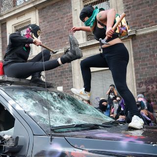 Burlan vallas y realizan actos vandálicos durante marcha en CDMX