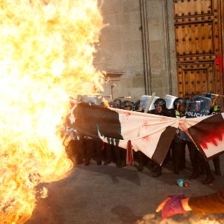 Lanzan bombas molotov en Palacio Nacional