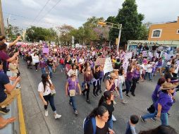 A las orillas hay mujeres con carteles que no se unen pero que con puño en alto y con consignas muestran su unión al contingente. EL INFORMADOR / E. Barrera