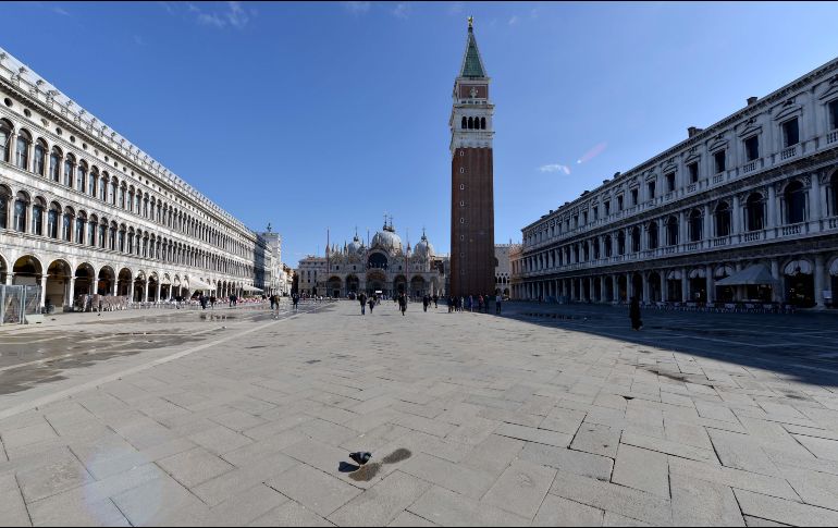 La Plaza de San Marcos en Venecia luce hoy casi desierta, al entrar en vigor la cuarentena hasta el 3 de abril. AFP/A. Pattaro