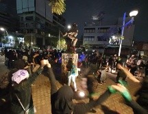 El contingente sigue avanzando hacia la Glorieta Niños Héroes. EL INFORMADOR / R. Bobadilla