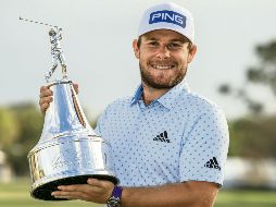 Premiación. Tyrrell Hatton muestra su trofeo tras conseguir el título ayer. EFE