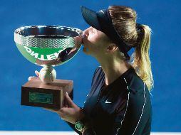 Monarca. Elina Svitolina besa su trofeo de campeona. AFP