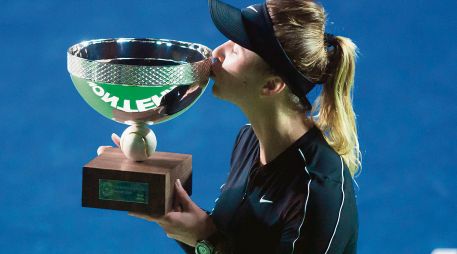 Monarca. Elina Svitolina besa su trofeo de campeona. AFP